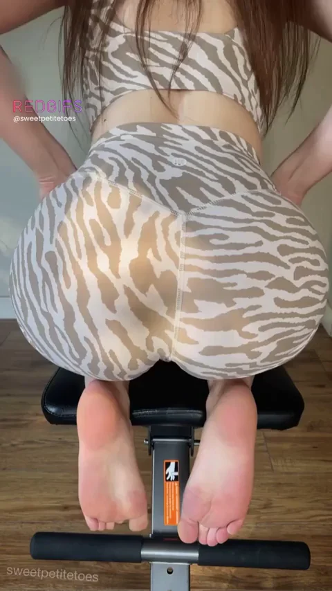 Post-Workout Pussy Tease & Ass Spread 🍑💦