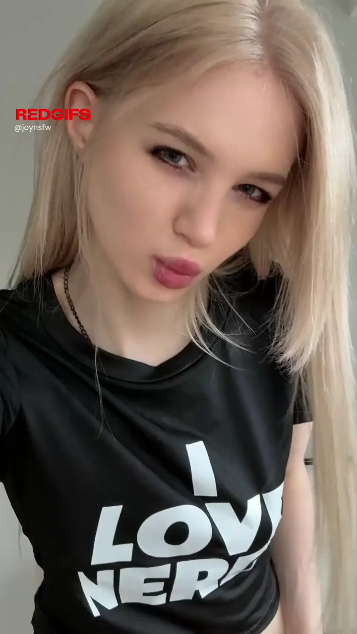 Emo Babe Lifts Shirt to Flash Perky Tits