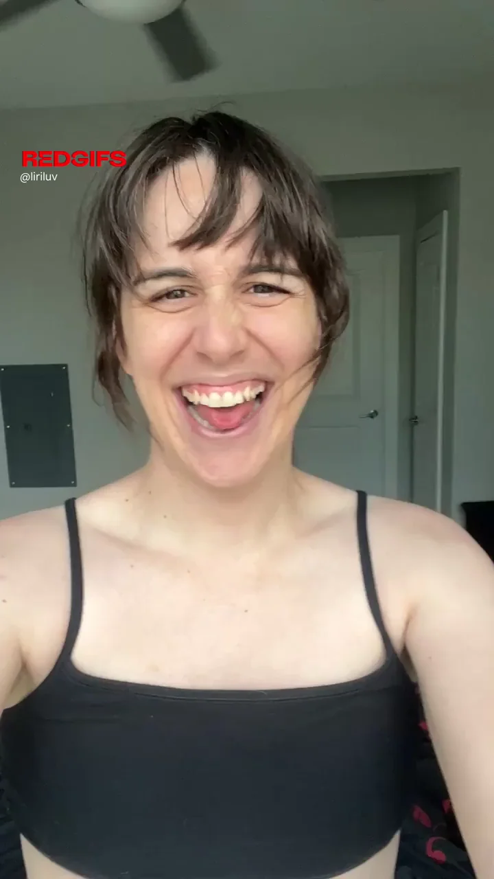 Life's Lit: Smiling Tgurl Flashes Her Massive Booty Smile