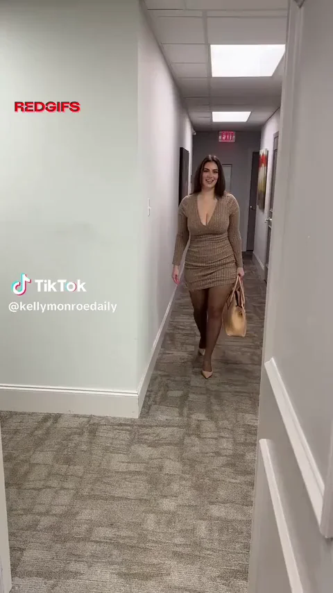 Kelly Monroe's TikTok Tease: Corridor Cleavage Catwalk with Massive Jugs Bouncing