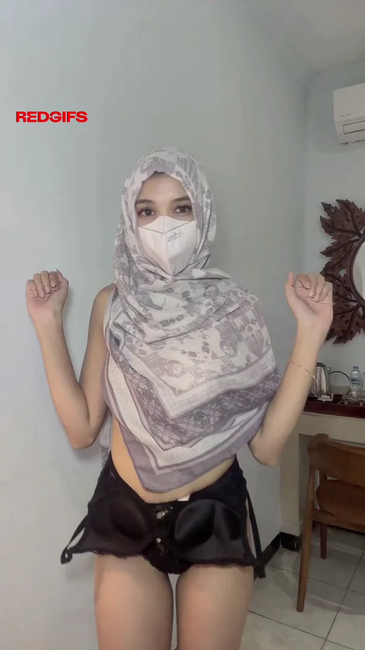 Hijabi Slut's Juicy Titties Bouncing in Your Face 😈🍈🍈