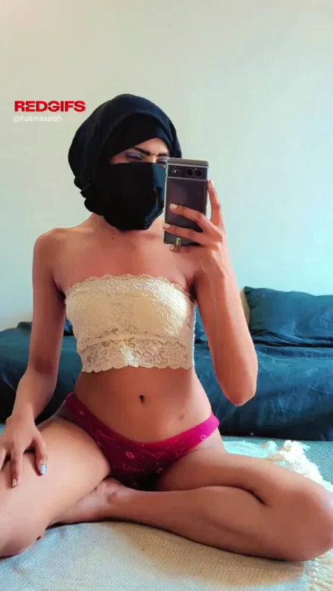 Muslimah Slut Begs for Dick in Hijab 😢🍑💦