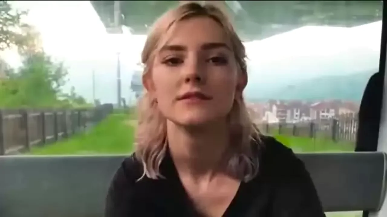 Eva Elfie Slurps Cock in Risky Cable Car Ride
