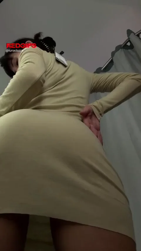 🍑 Is This Juicy Ass a Total Masterpiece? Fitting Room Tease 🔥
