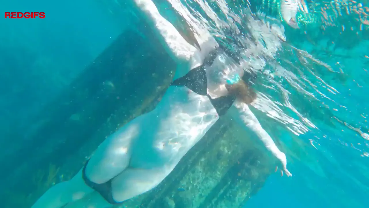 🐠 Underwater Pussy & Boob Flash at Tugboat Beach! 😈💦