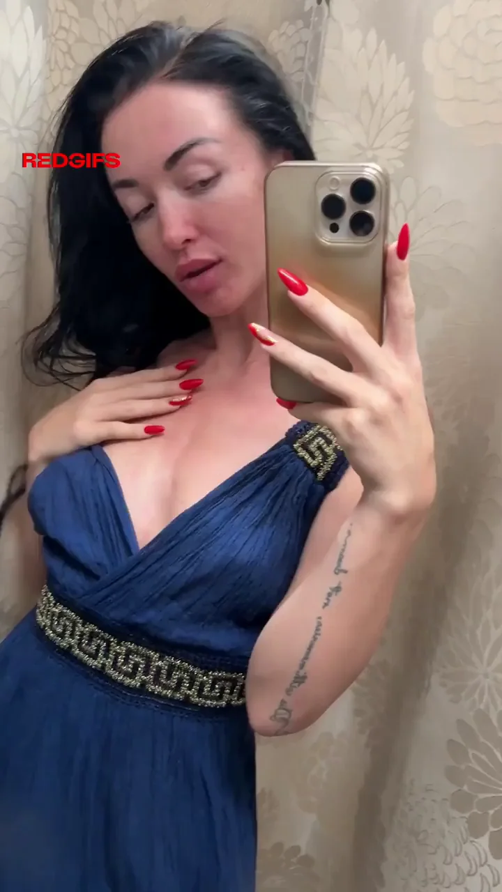 I love showing my pussy and boobs in changing room
