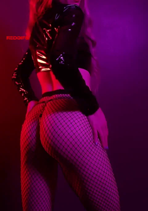 Jacket or Fishnets First? 🔥 Petite Alt Babe Teases Her Juicy Ass 😈