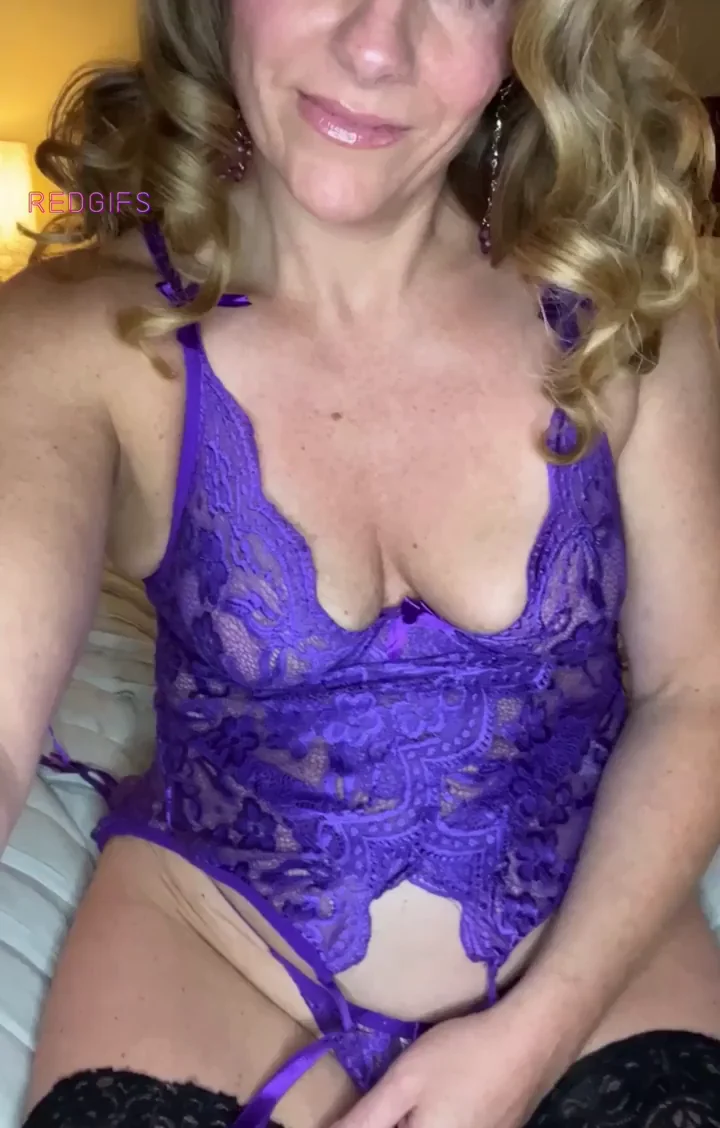 🔥 MILF Spreads Wide: Open That Juicy Pussy for You 😈