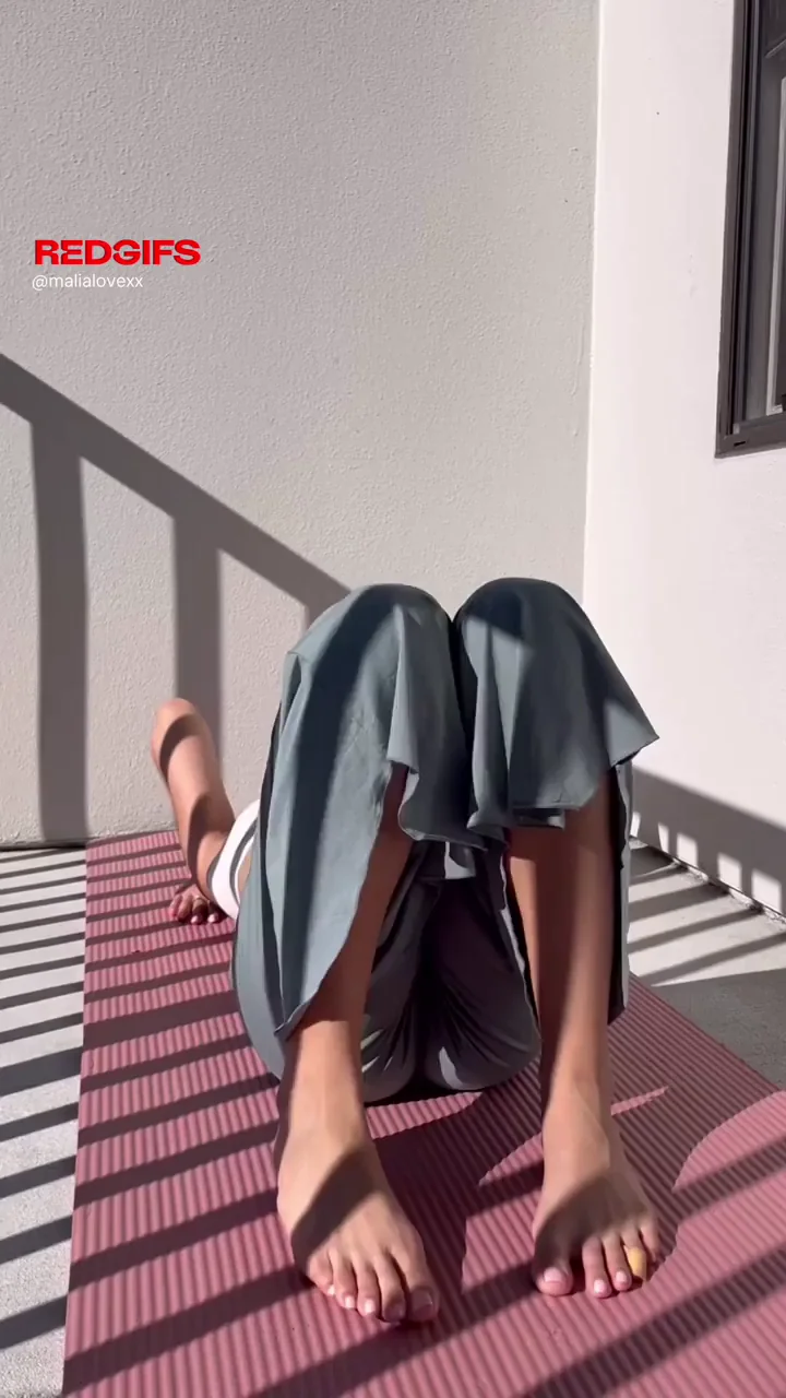 Yoga Cameltoe Tease: Petite Asian Slut Flexes Her Pussy Lips 😍💦