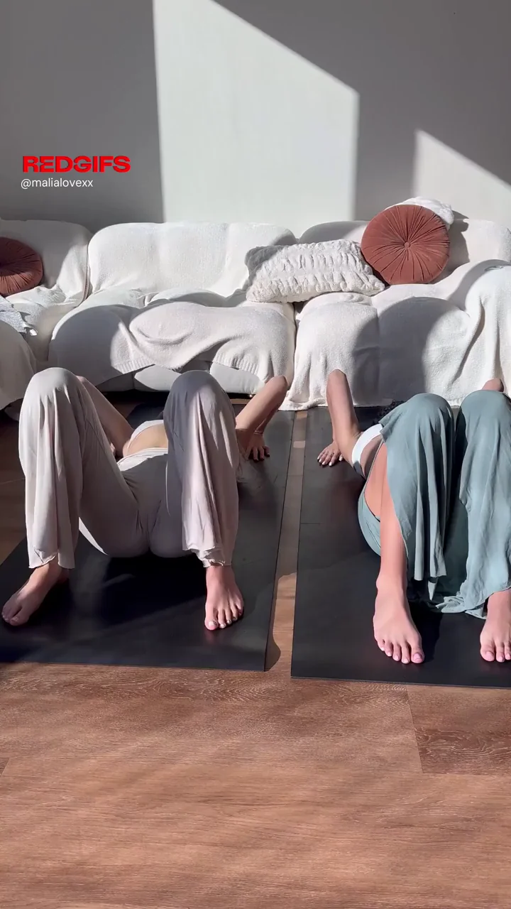 Pantyless Yoga Sluts: Cameltoe Tease in Tight Pants