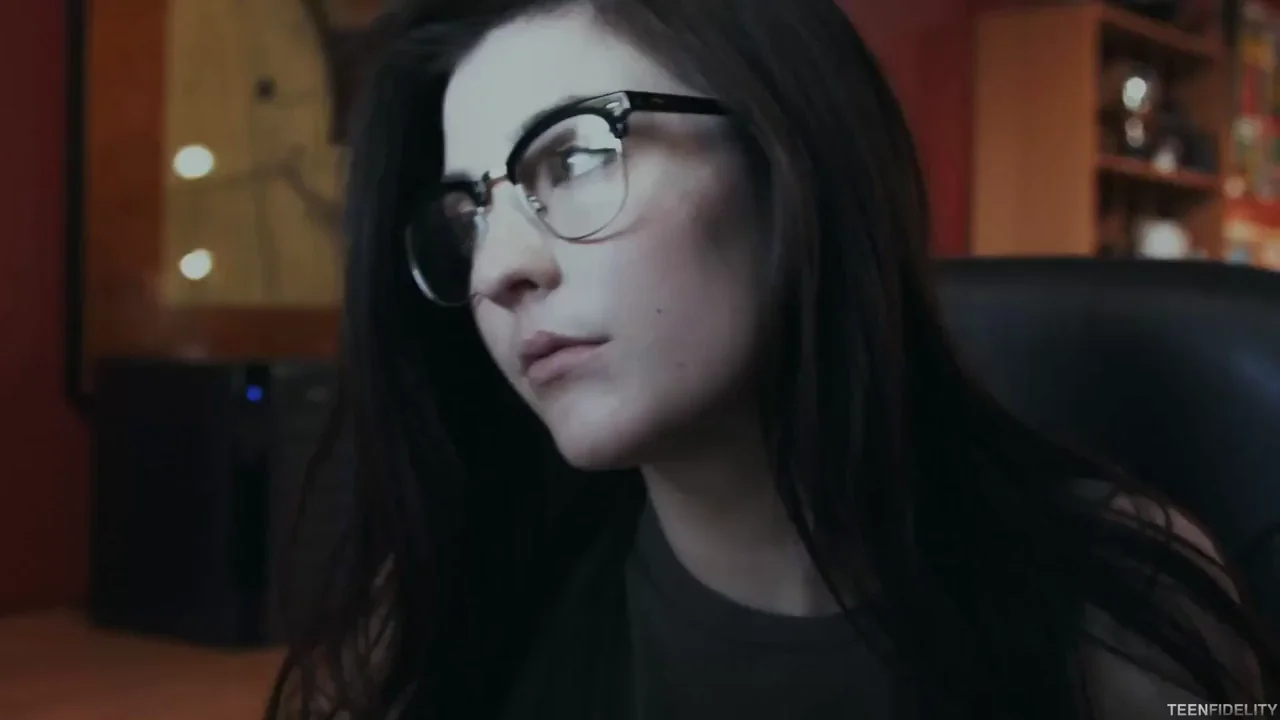 Glasses-Slut Gets Glasses-Fogged & Creampied Raw