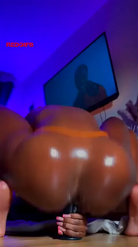 Thick Ebony Booty Squirt Show: Sloppy Toy Pounding Under Purple Neon