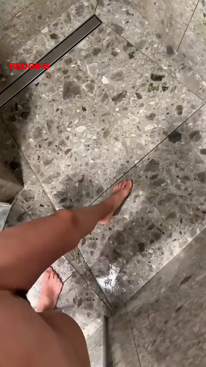 Shower Slut Pissing Her Hot Stream 💦🚿