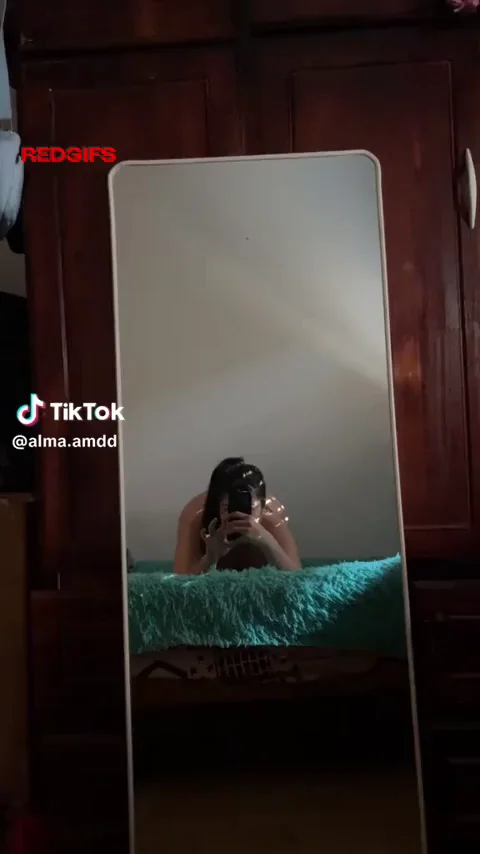 🔥 Alma's Juicy Latina Ass Tease in Mirror Doggy 🐶🍑