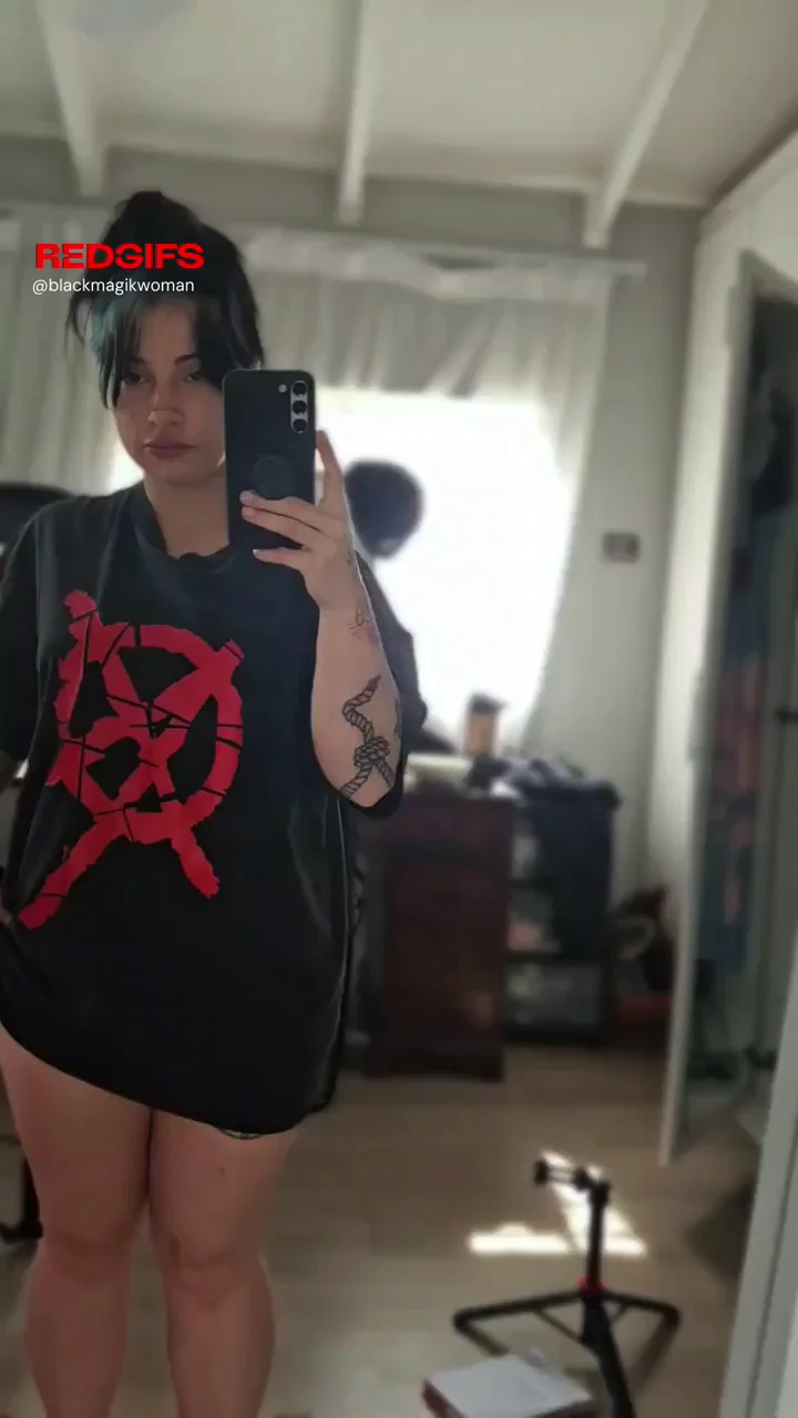 Tomboy Tease Lifts Oversized Tee to Flash Tits & Juicy Ass 😈👕