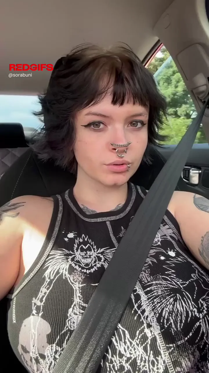 gamer girl whose obsessed with flashing