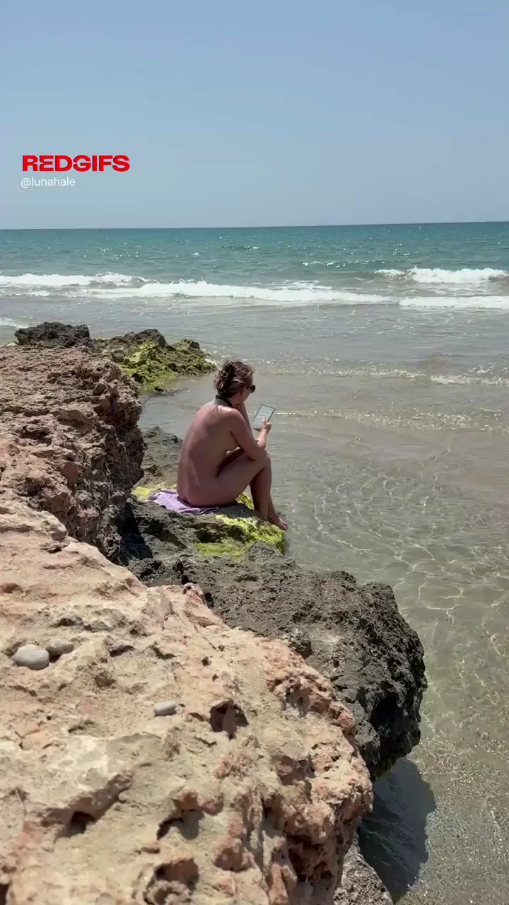 Kindle Vibes & Nude Curves on the Beach 🏖️📱🍑