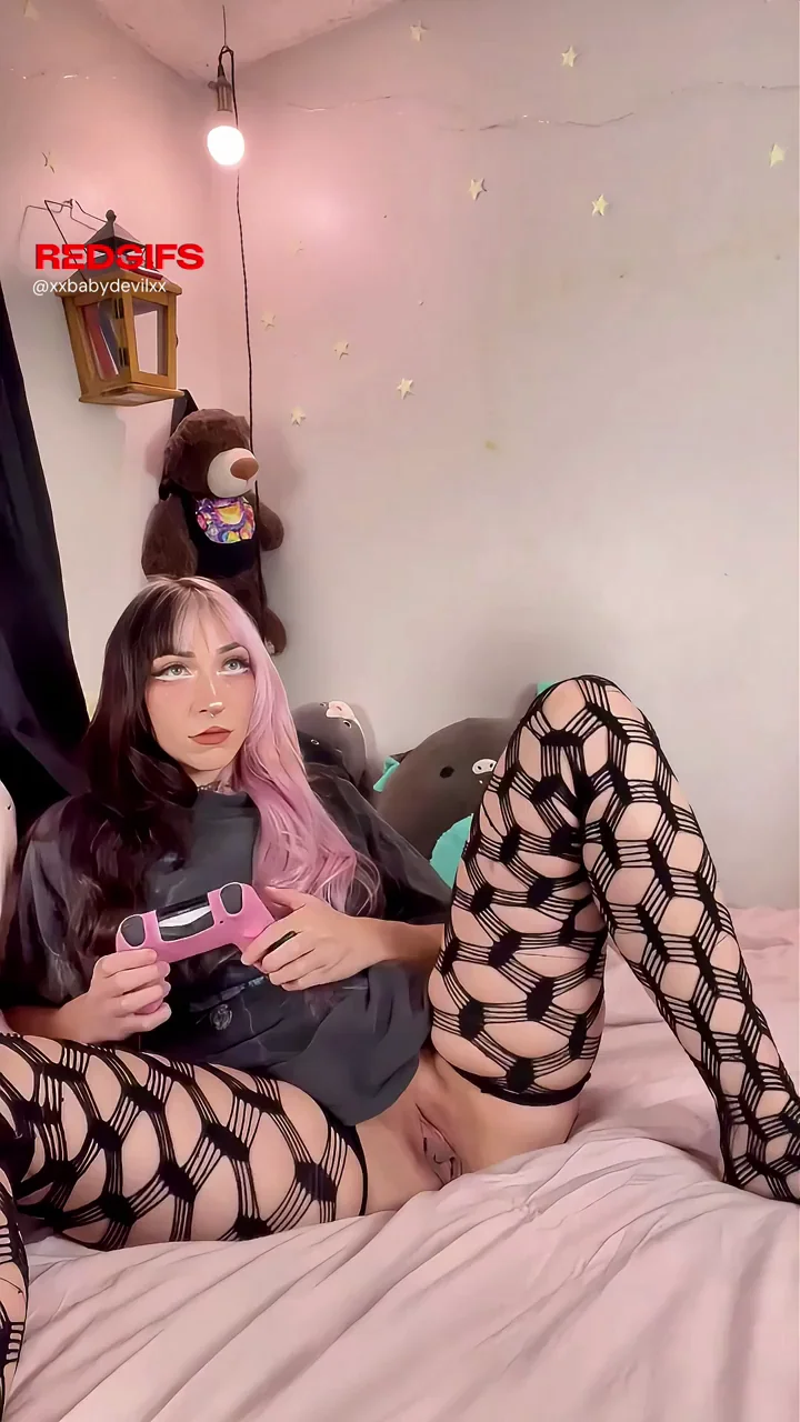 Goth Gamer Slut Begs: Fuck Me Mid-Game? 🤤