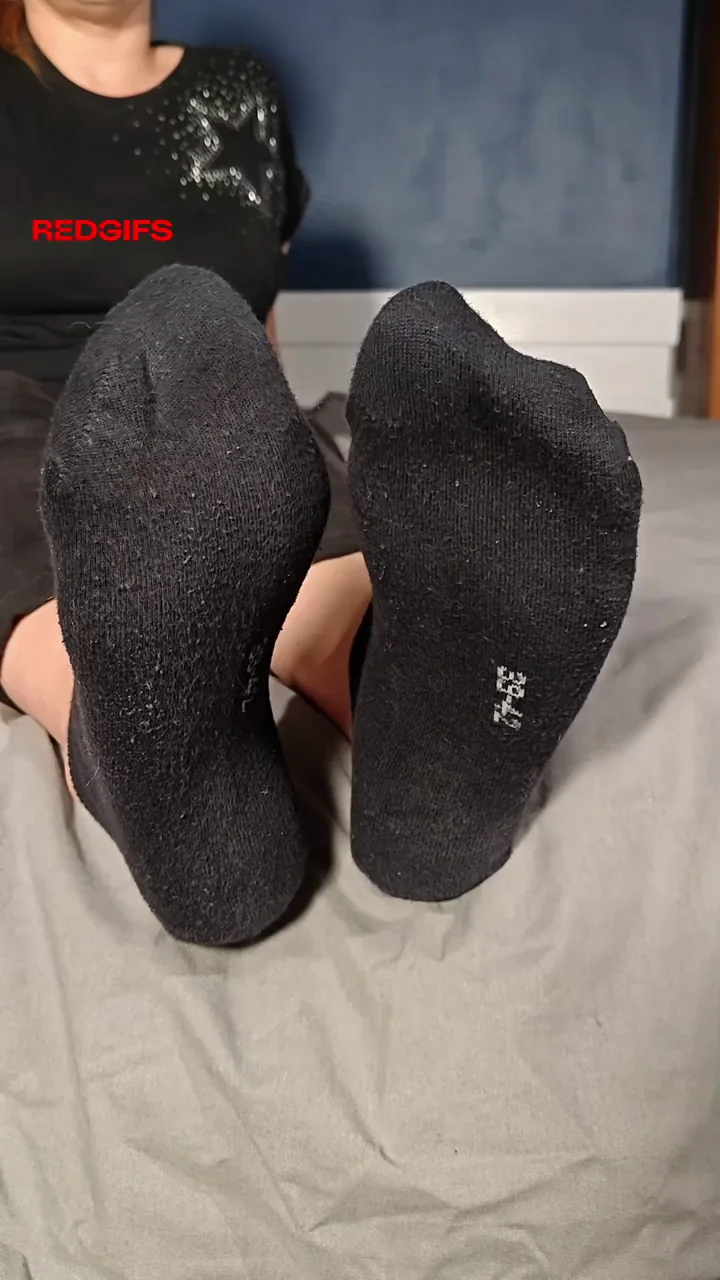 Want me to leave my socks on your pillow 𝒂𝒔 𝒂 𝒔𝒐𝒖𝒗𝒆𝒏𝒊𝒓? 😉🧦