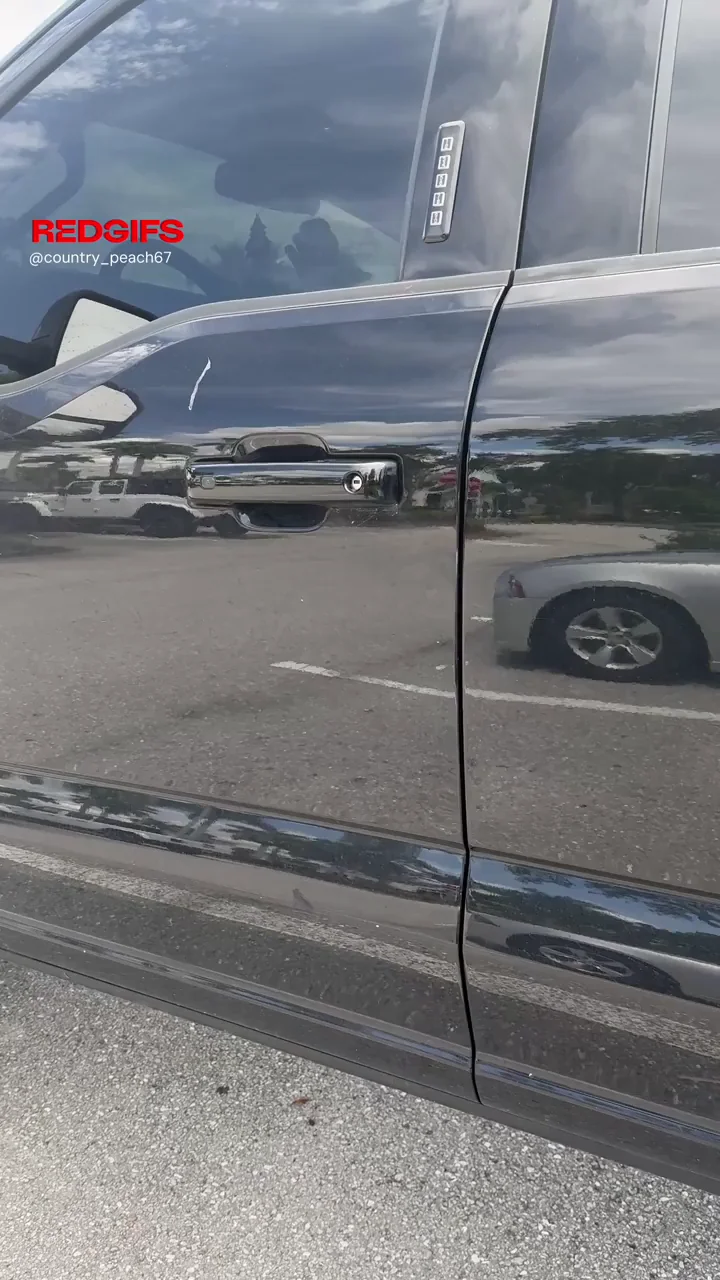 Parking Lot Slut's Juicy Ass View 😈🍑