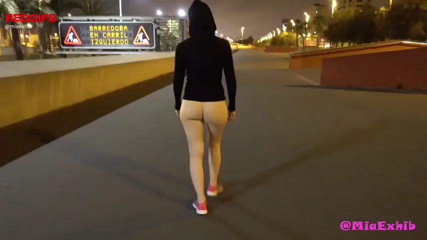 ThrowbackThursday to an older bottomless walk in public.  This video is a couple years old. At that time, I tested different means to hide my face. In this video, I was wearing an halloween mask. My husband and I weren't thrilled by the result and we abandonned that  idea...