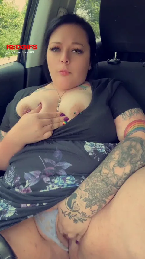 🔥 Horny Slut Pulls Over in Car for Wet Pussy Rubdown! 💦🚗