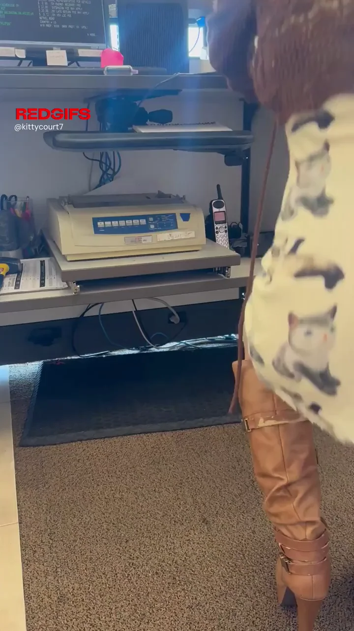 Office Pantyhose Rip Tease 💦🍑🔥