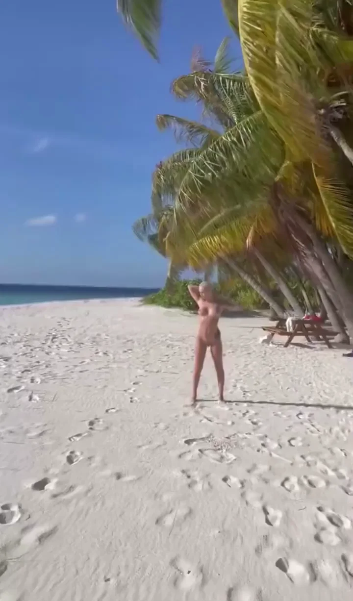Elsa Jean's Steamy Nude Beach Tease 🌴🍑💦