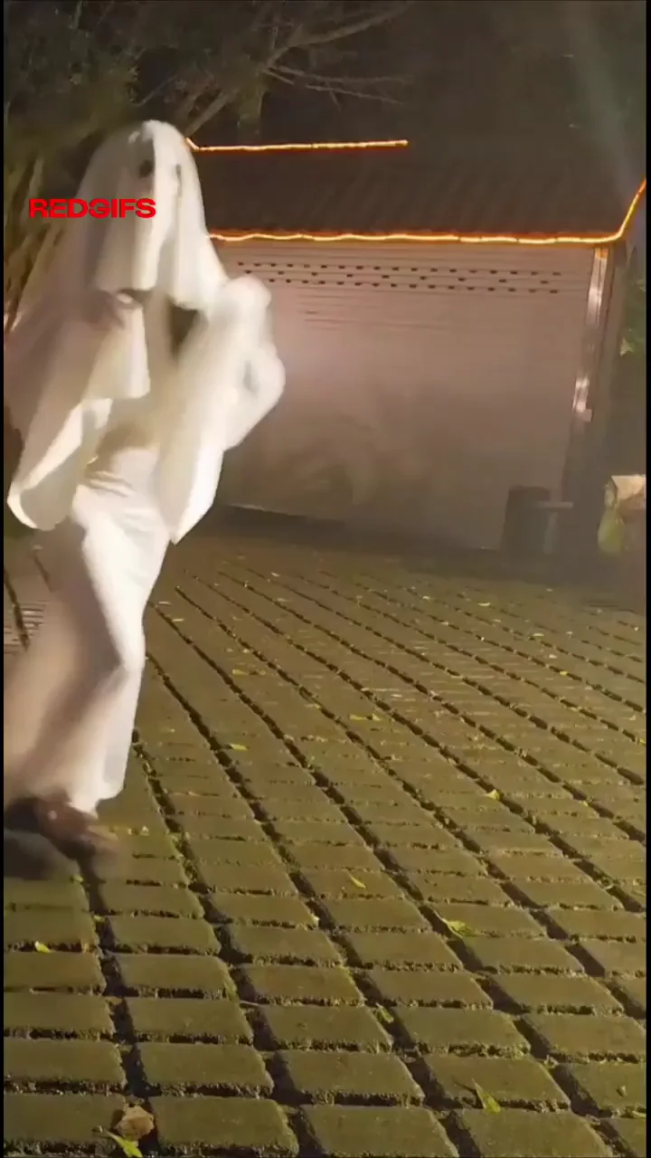 Sexy Chinese Ghost Babe Can't Hide Her Wet Pussy