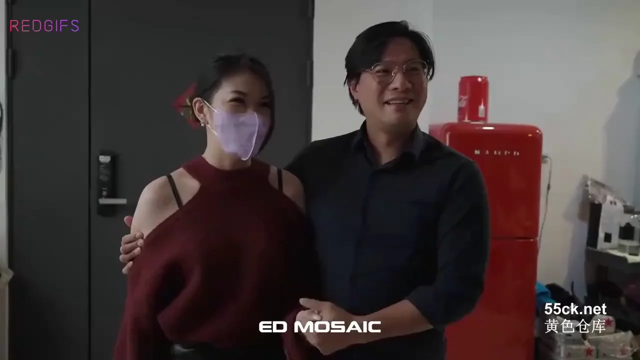 she starts with a mask but takes it off halfway into the shoot