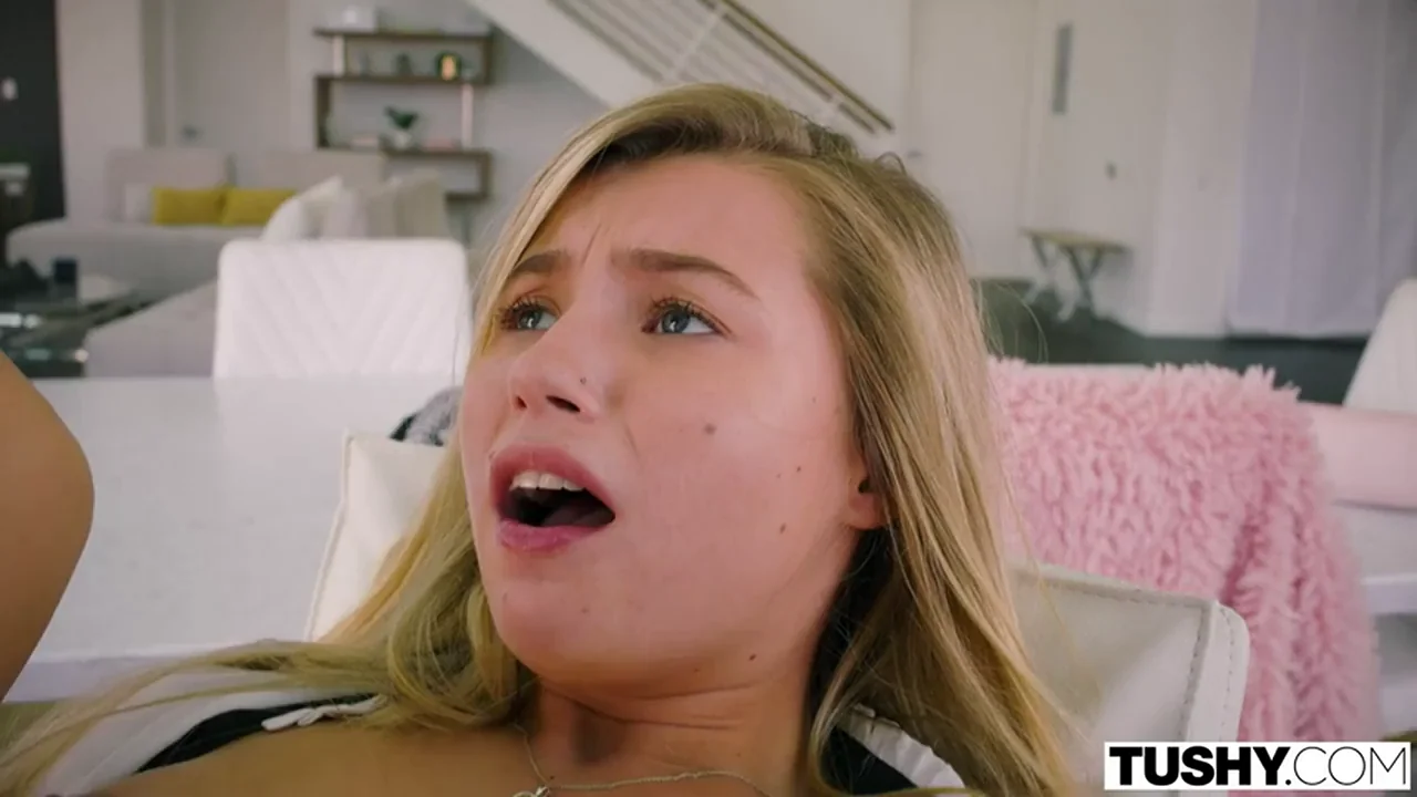 Carolina Realizes Her Ass Is Being Penetrated