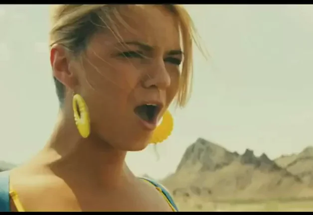 Ashlynn Brooke - Revealing the massive plot in 'Piranha 3D'