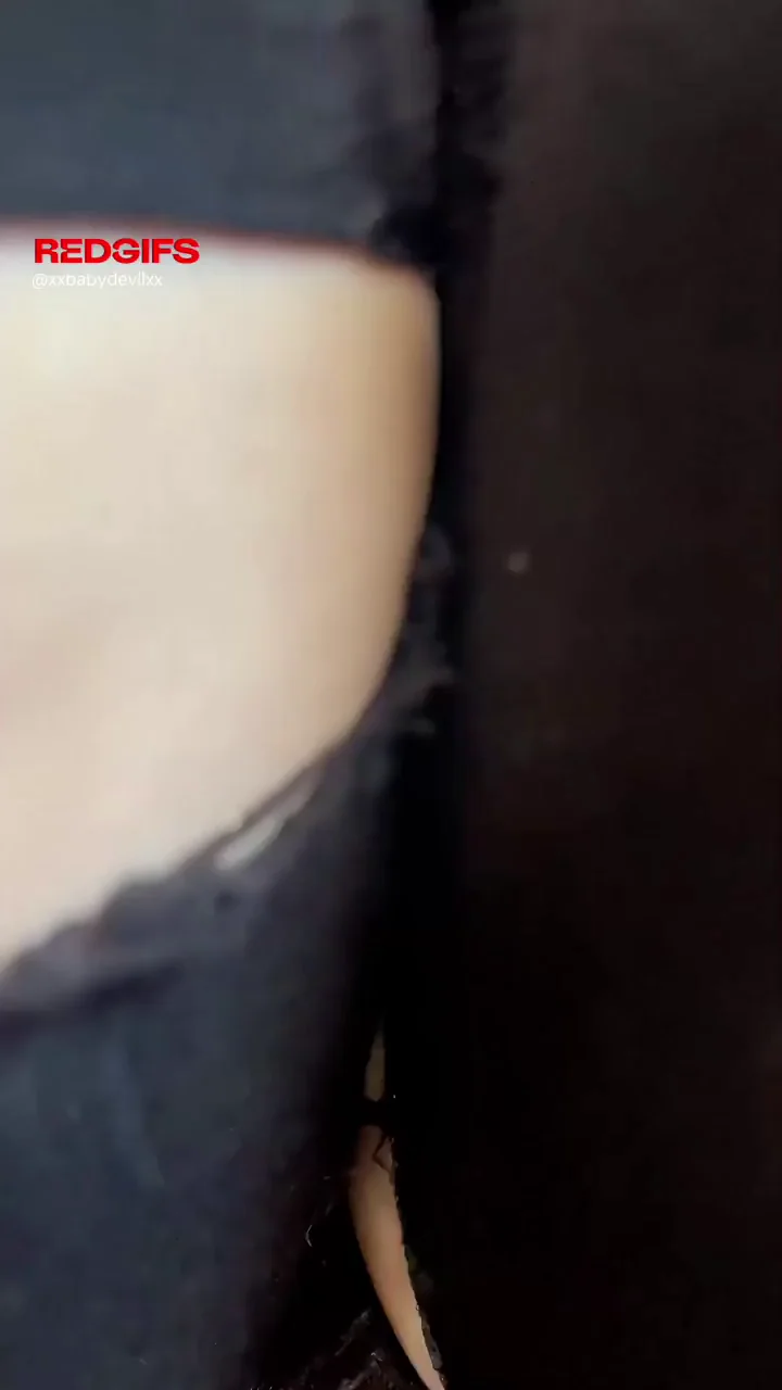pretty lil shaved pussy 🖤