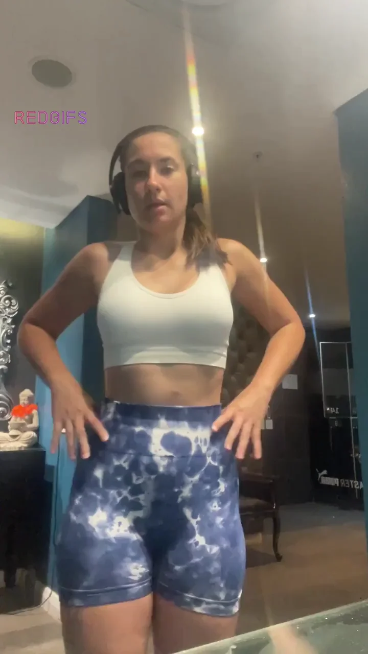 Teen Hottie Pumps Up Her Massive Booty in Tie-Dye Shorts