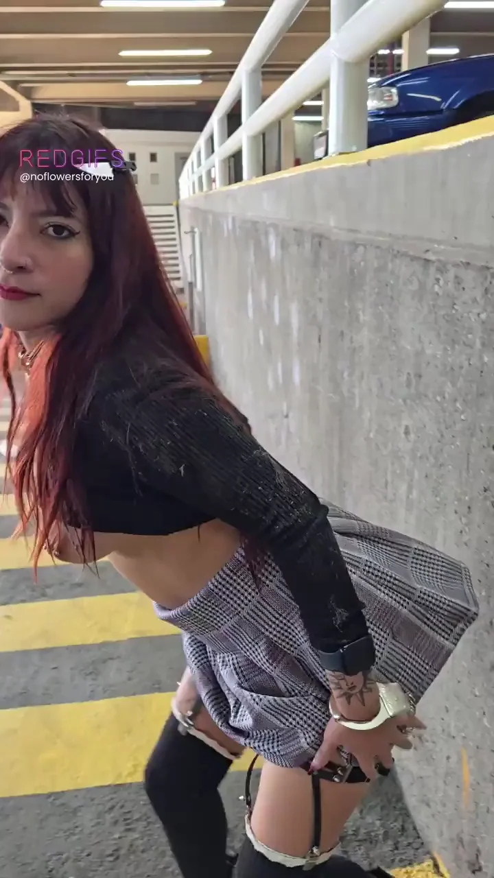 Sneaky Garage Pussy Flash & Getaway Car Hop 🚗💦😈