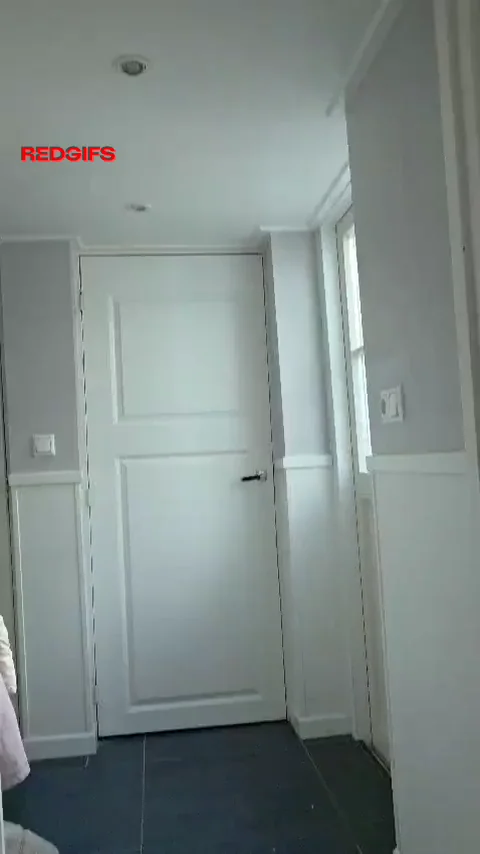 Flashing my ginger tits to the delivery guy as my towel drops