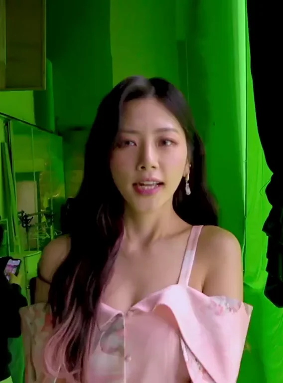 🔥 DREAMCATCHER JiU's Sexy Pink Tease in Green Screen Glow 💖