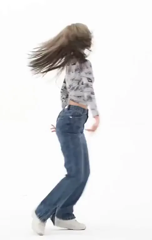 Yoohyeon Dreamcatcher Ass Tease: Flared Jeans Hip Sway