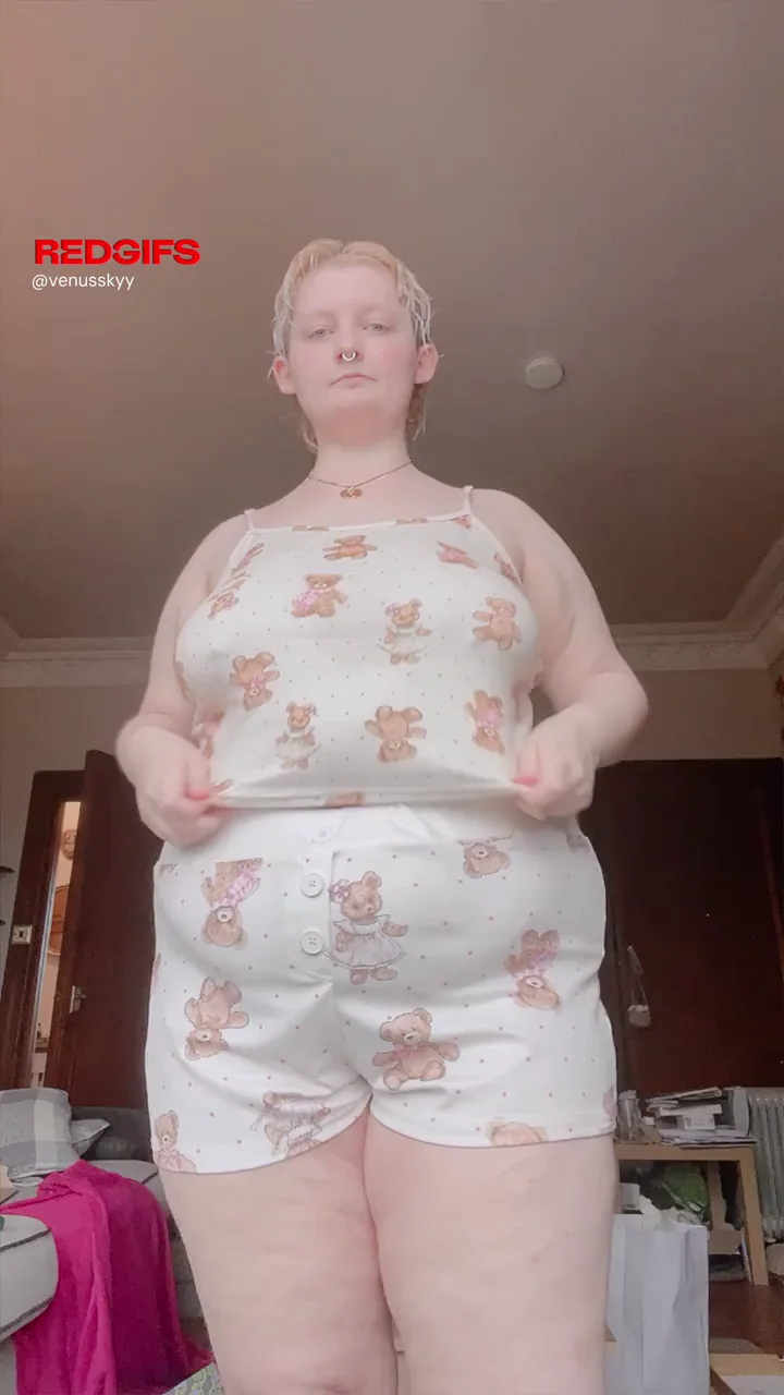 Cute Lil PJ Set Huggin' My Thick BBW Belly 😍🍑