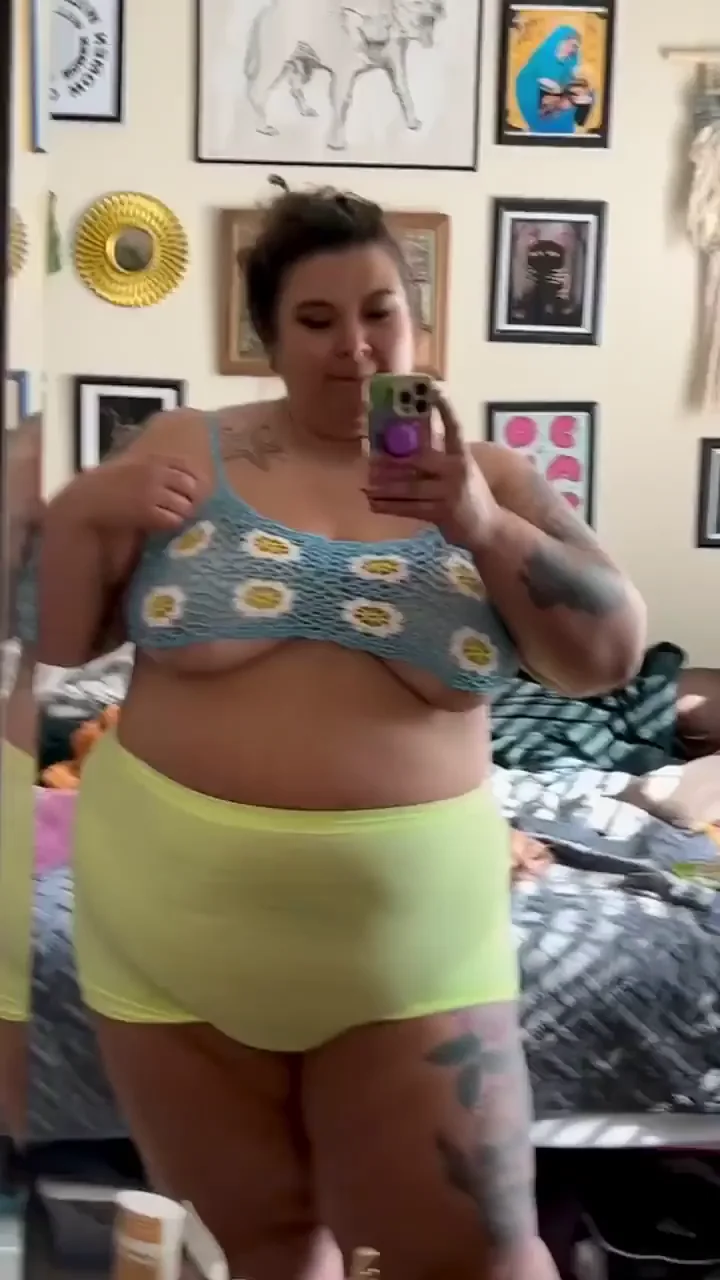 This shirt doesn’t really fit 😏