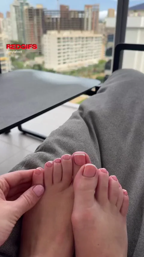 My biggest flex has to be my pinky toe 🫶🏼
