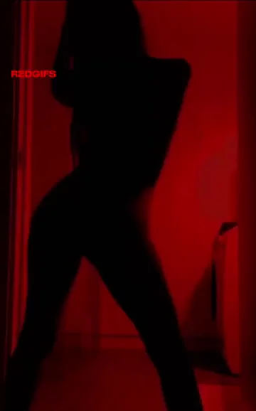 34F PAWG QOS Slut Vibin' in Red Lights, Cravin' That King 👑🖤🍑