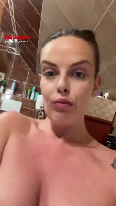 Bored MILF Sunday Night Nude Tease in Bathroom 💦🍑