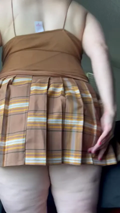 The MILF next door is flashing the neighborhood again…