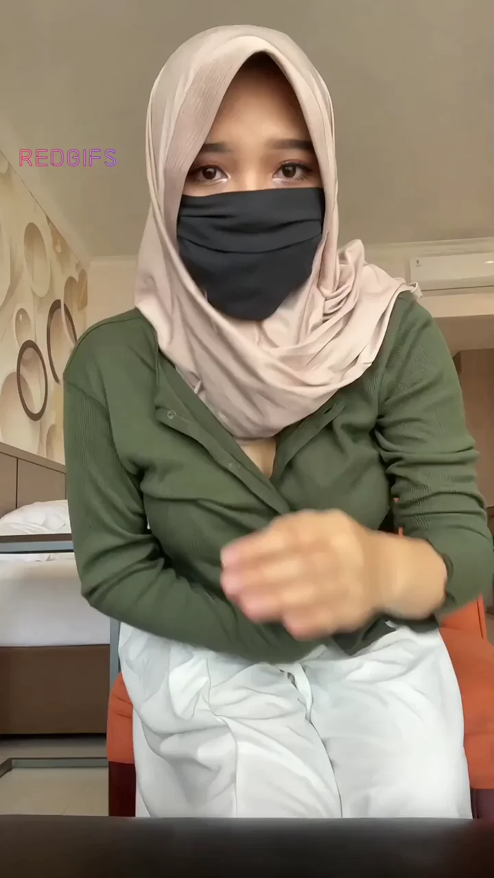 Hijab Slut Pauses to Flash Her Juicy Titties