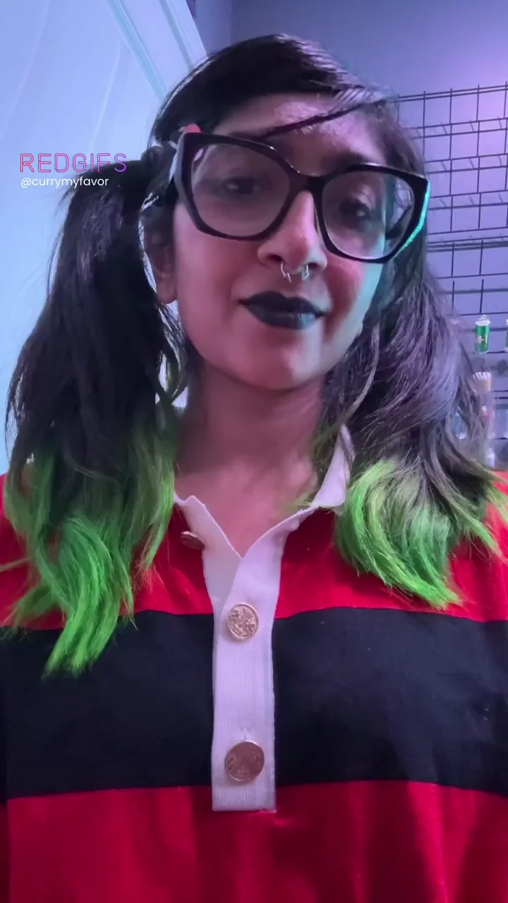 Desi Cam Slut Feelin' Her Juicy Tits to the Beat 💃🍒🔥