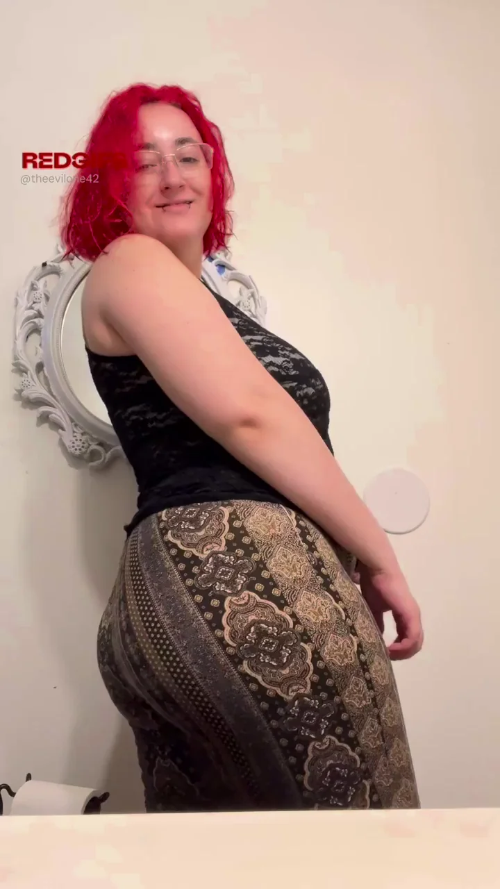 Redhead Alt Babe Flaunts Her Massive Bubble Butt & Juicy Big Titties