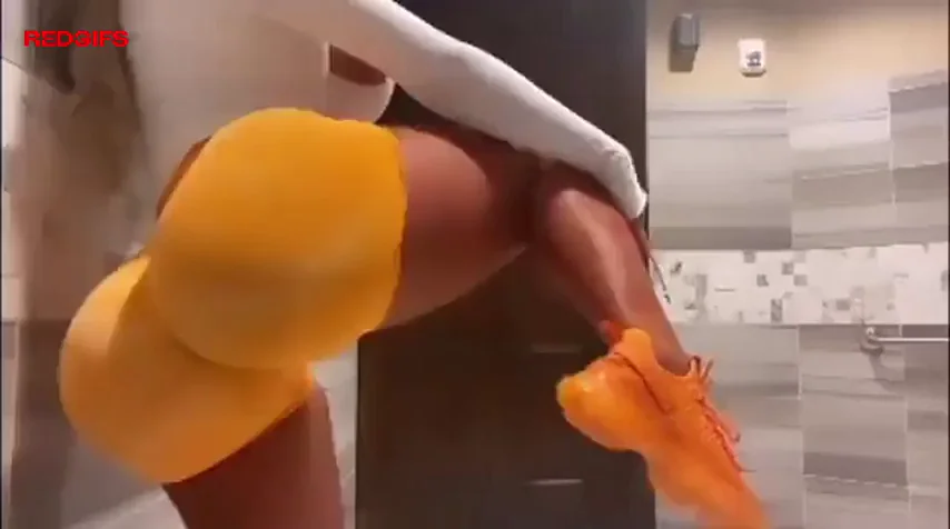 Amazing ass but i really love those nails! 💅