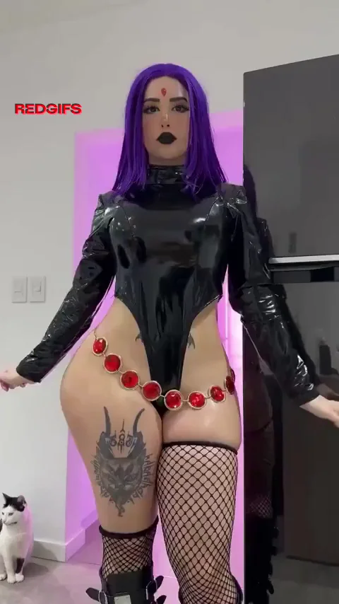 Everyone's crush...oh and cosplaying raven too 🖤