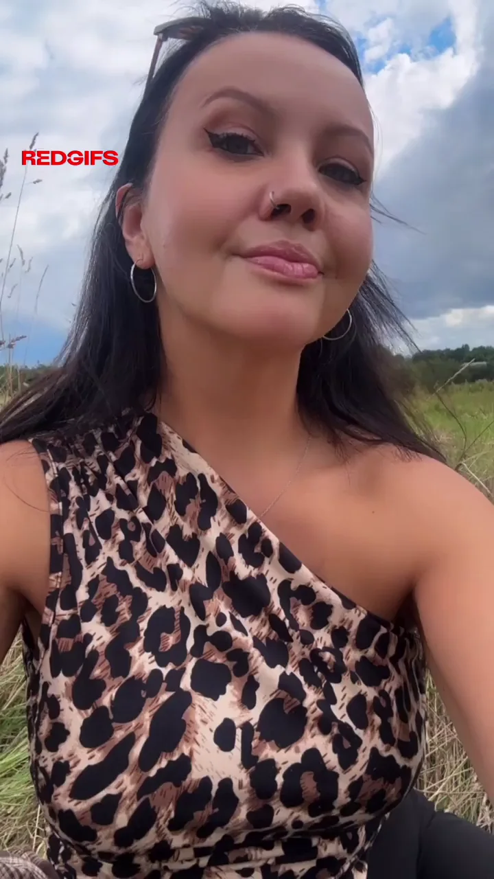 I'm just a mom who likes to show her tits in the park